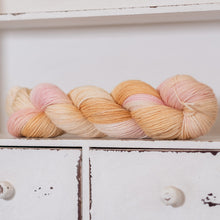 Load image into Gallery viewer, Dahlia Café au Lait Royal